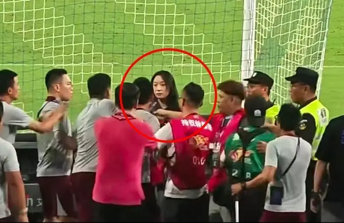申花女记者